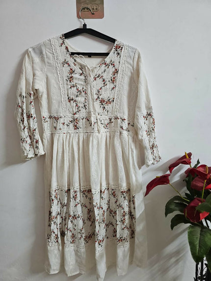 White dress with flower design of L size