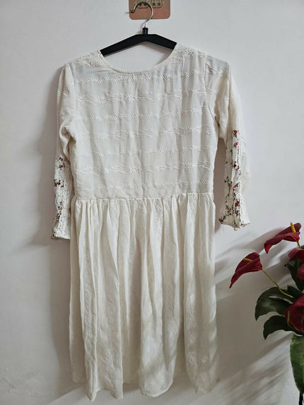White dress with flower design of L size