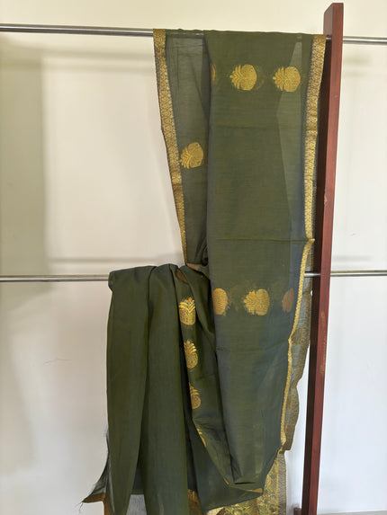 Women’s Saree With Golden Brocades and Works