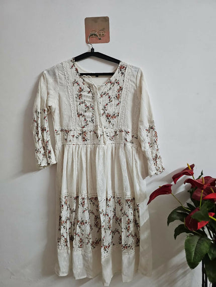 White dress with flower design of L size