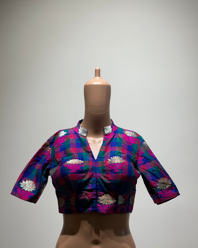 Womens Colorful Pattern With Short Sleeves And a V-Neck Blouse - M Size