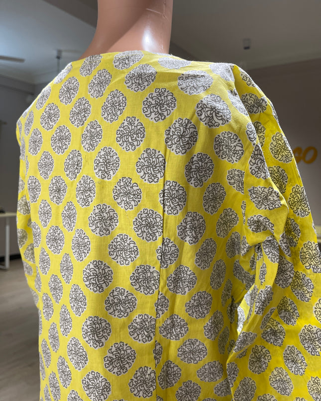 Women's A- line Yellow Print V- Neck Kurta - L Size