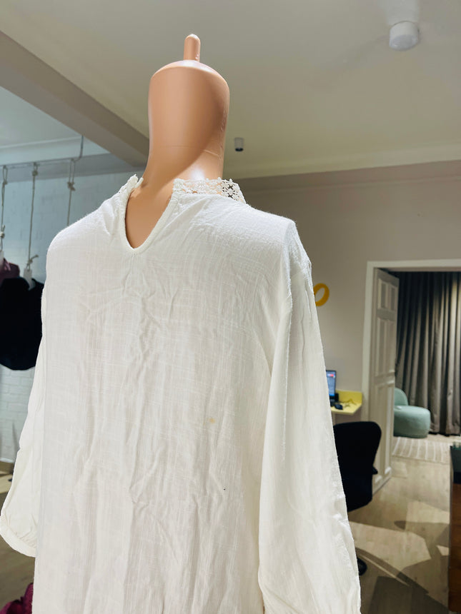 Women Embroidered Cotton  Ethnic WhiteTop - M Size